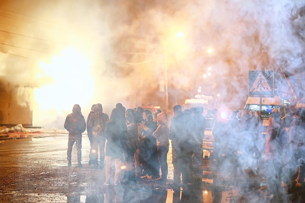 Vologda, Russie - 16 septembre : Incendie nocturne dans la ville, vue avec les gens, tragédie dramatique avec feu et fumée, 16 septembre 2017 Vologda, Russie