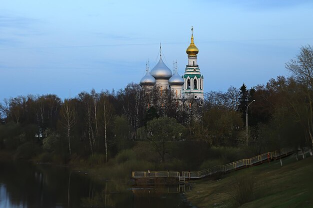 Vologda spring river church, paysage dans la ville russe de Vologda