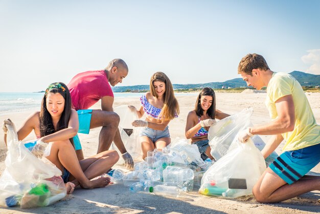 Volontaires ramassant du plastique sur la plage