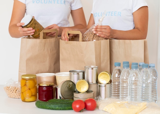 Volontaires avec des sacs de nourriture et d'eau pour un don