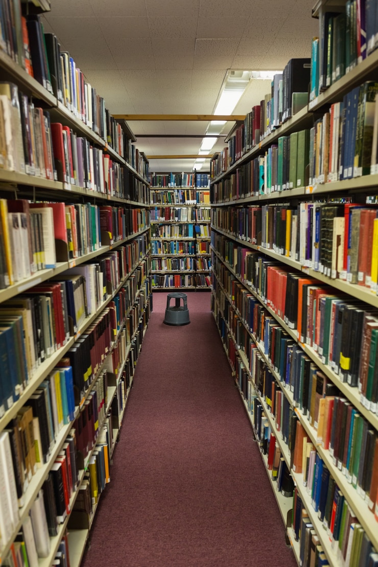 Photo volumes de livres sur bibliothèque en bibliothèque