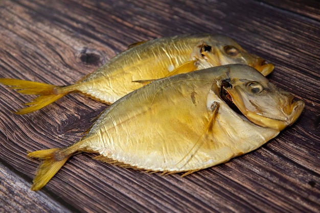 Vomer de poisson sur une table en bois