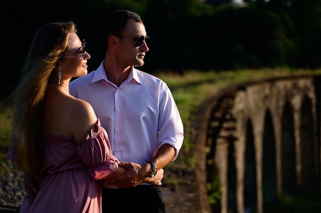 Vorokhta Ukraine 28 juillet 2021 un garçon et une fille marchent sur le vieux pont un viaduc en Ukraine