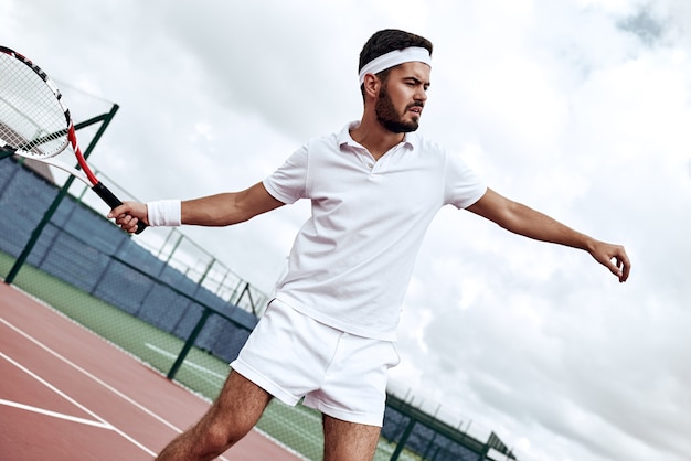 Photo votre meilleur joueur de tennis se prépare-t-il à frapper la balle