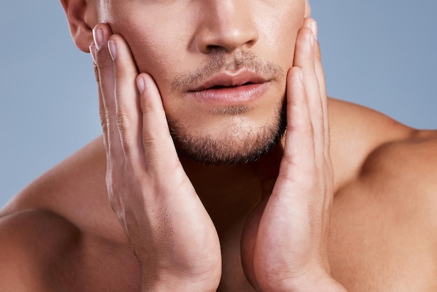 Votre peau a besoin de ce TLC supplémentaire Photo recadrée d'un homme posant sur un fond gris