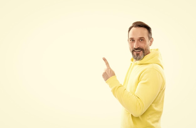 Votre publicité ici conseiller homme en sweat à capuche jaune mec adulte publicité mode sportive décontractée masculine