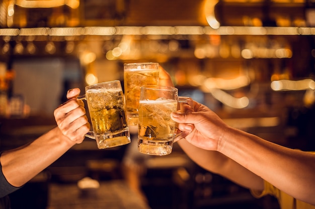 À votre santé! Group, Beer mug, Les jeunes hommes préparent des verres à bière pour célébrer leur succès.