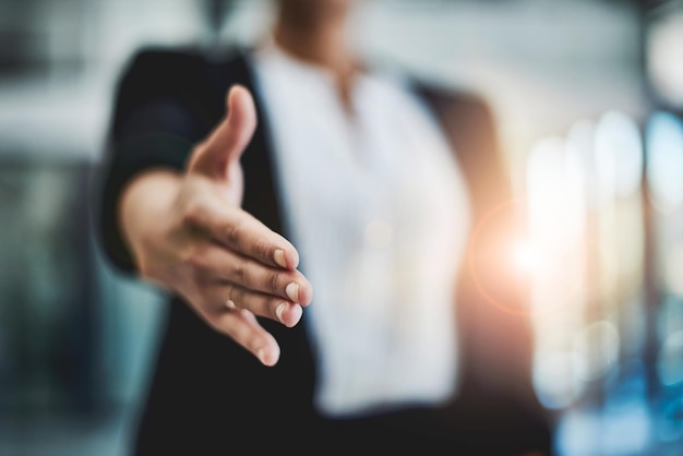 Vous allez adorer travailler ici Photo recadrée d'une femme d'affaires non identifiable tendant son bras pour une poignée de main