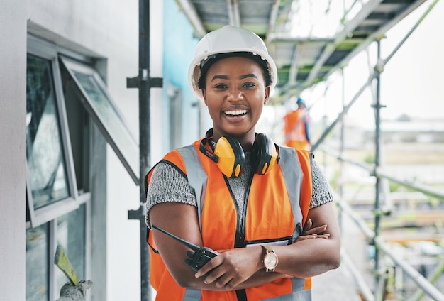 Vous aurez envie d'investir dans ce nouveau développement Portrait d'une jeune femme travaillant sur un chantier de construction