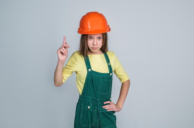 Vous avez une idée enfant porter un casque dur constructeur enfant sur chantier ingénieur ingénieur architecte en atelier rénovation et réparation gor une idée adolescente en casque et combinaison