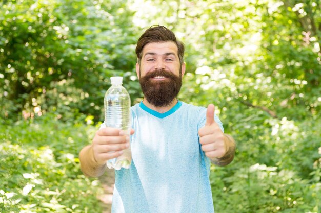 Vous devez vous hydrater découvrir de nouveaux endroits temps pour pique-niquer mec avec moustache boire de l'eau homme barbu mature été camping vacances homme hipster randonnée homme avoir soif hipster brutal en forêt