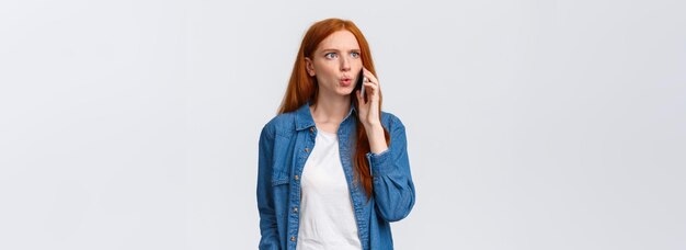 Vous dites quelle femme rousse confuse intense et frustrée devient tendue et en détresse en entendant som