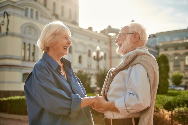 Vous êtes mon meilleur ami heureux et beau couple de personnes âgées se tenant la main et se regardant