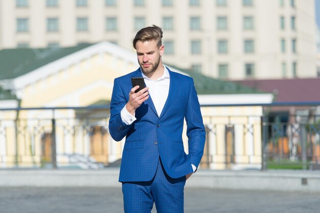 Vous feriez mieux de choisir le téléphone Homme d'affaires utiliser l'appel vidéo ou la messagerie sur smartphone Concept d'appel d'affaires Homme en costume homme d'affaires utiliser l'application Homme d'affaires communication en ligne réseaux sociaux Internet