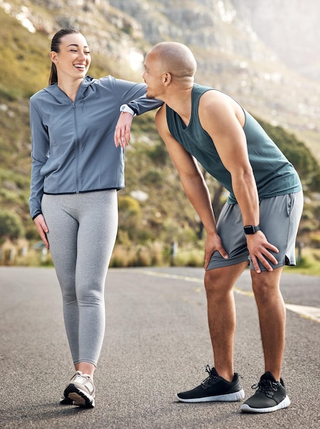 Vous pensiez que vous pouviez me distancer. Plan d'un couple en train de courir sur une route de montagne.