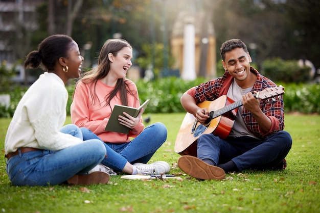 Vous pouvez nous appeler les meilleurs amis Plan de trois étudiants assis ensemble sur le campus