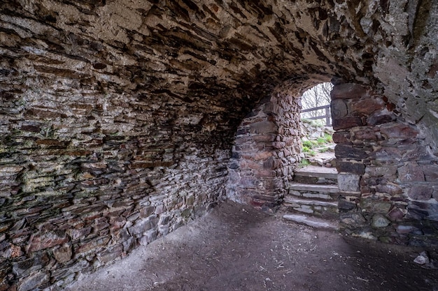 Voûte en pierre des ruines du château Zubstejn République Tchèque