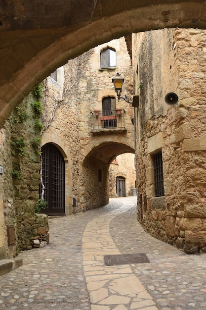 Voûte et rue de la vieille ville du village médiéval de Pals, province de Gérone, Catalogne, Espagne