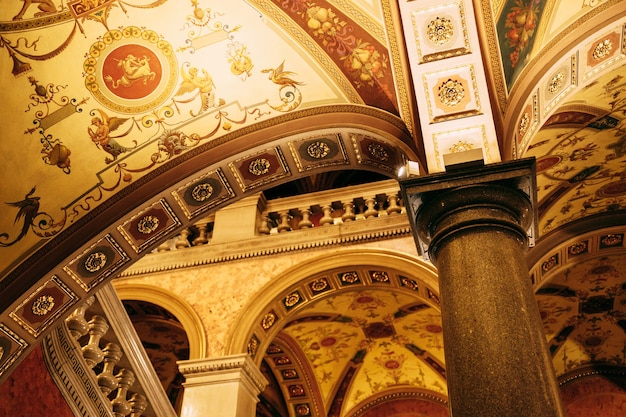 Voûtes de l'intérieur du bâtiment de l'Opéra de Budapest