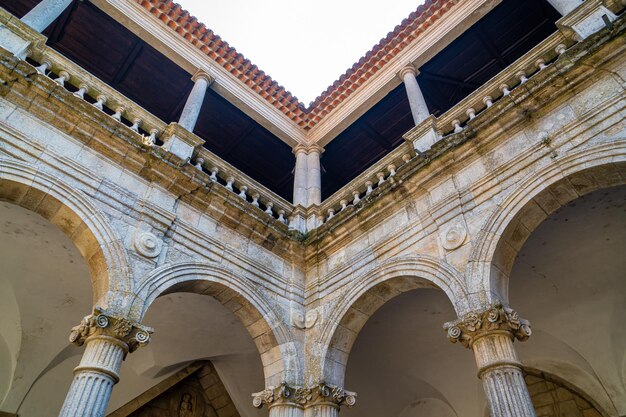 Voûtes médiévales ornées et toit de la cathédrale de Santa Maria de la Asuncion à Viseu Portugal