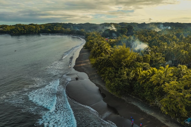 Le voyage au bord de la mer de la côte de Java