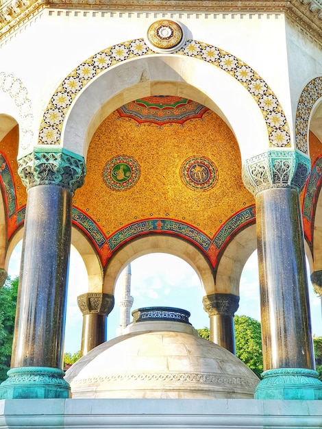 Voyage au concept de turquie une photo en contre-plongée de la fontaine allemande dans l'architecture arabe d'istanbul