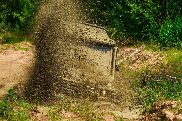Voyage d'aventure. Bougez les pneus des roues et tout-terrain qui partent dans la poussière. Course de rallye.