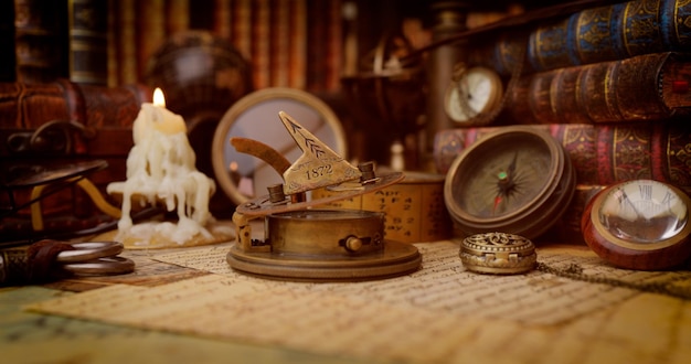 Voyage et aventure de style vintage Vieille boussole vintage et autres objets vintage sur la table