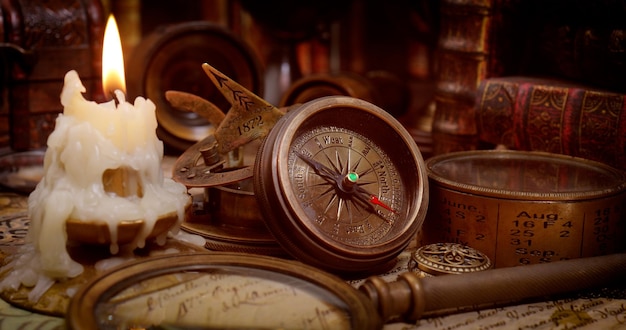 Voyage et aventure de style vintage Vieille boussole vintage et autres objets vintage sur la table