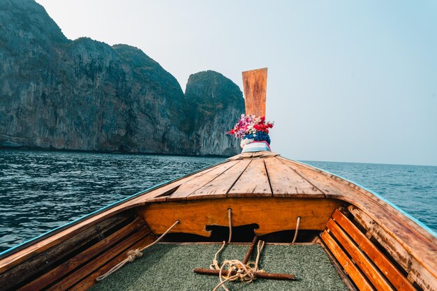 Voyage en bateau longtail dans les îles Phi Phi