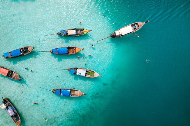 Voyage en bateau longtail dans les îles Phi Phi