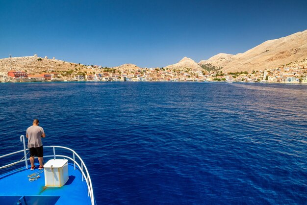 Voyage en bateau vers la pittoresque île de Halki en Grèce