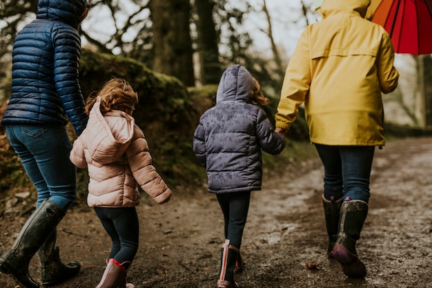 Voyage de camping en famille mère et fille marchant dans la forêt