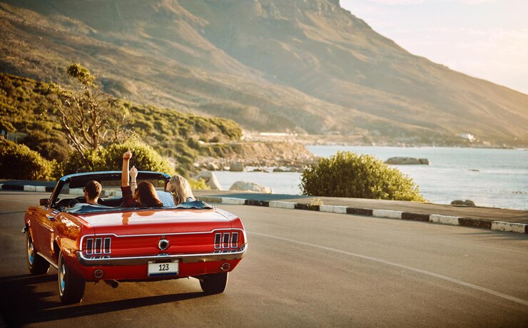 Photo voyage dans la nature et avec des amis en voiture pour un voyage sur la route en vacances ou en vacances à la campagne pour un voyage liberté d'aventure et personnes dans un véhicule décapotable pour une destination de week-end en irlande
