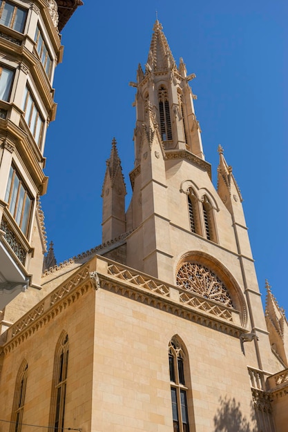 Voyage dans les rues de Majorque où l'architecture historique incarne le charme des Baléares et les traditions espagnoles