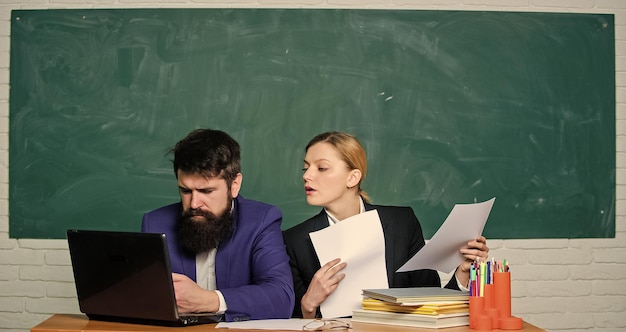 Voyage et déménagement Homme bien soigné hipster barbu grande valise Concept de voyage et de bagages Voyageur hipster avec bagages Prêt pour le déménagement avec bagages Commencer le voyage En route vers une nouvelle vie