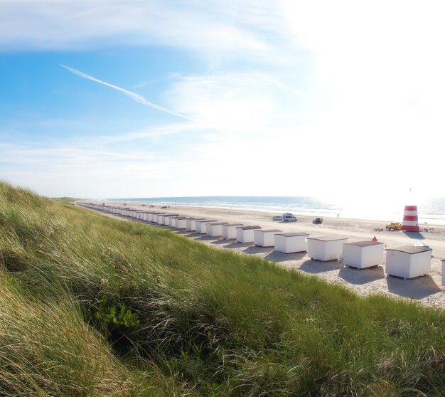 Photo voyage en drone et maison de plage au danemark pour une expérience de luxe ou un hébergement esthétique en cabine en mer vue aérienne de la nature et des maisons de vacances au jutland avec vue sur l'océan en plein air ou vacances