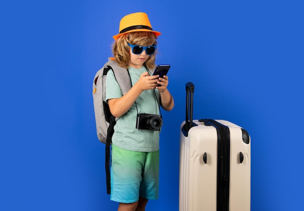 Voyage d'enfant avec sac de voyage Enfant avec valise rêve de vacances d'aventure de voyage Portrait d'enfants en studio