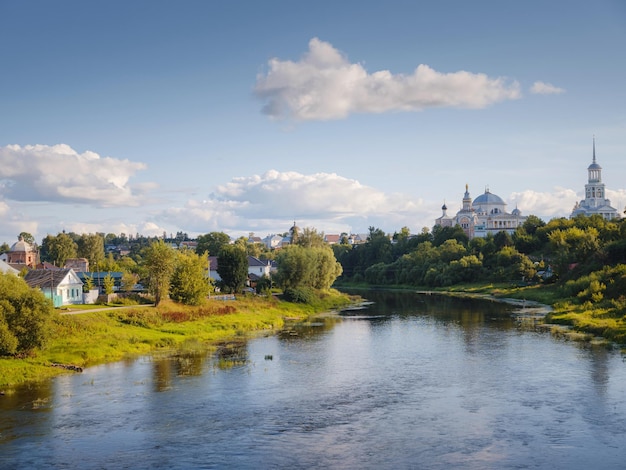 voyage d'été en Russie ville de Torzhok région de Tver Vue sur les vieux bâtiments sur le remblai depuis le pont sur la rivière Tvertsa paysage rural