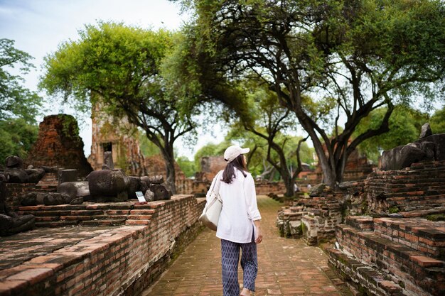 Voyage d'été site archéologique en Asie Temple de voyageuse asiatique à Ayutthaya historique Temple ancien archéologie site historique