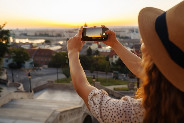 Photo voyage en europe une jeune femme apprécie le lever du soleil le concept de voyage, de tourisme, de vacances et de liberté