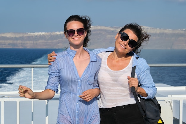 Voyage en famille croisière de luxe, mère et fille adolescente profitent d'une excursion en mer sur le pont du paquebot par une journée d'été ensoleillée