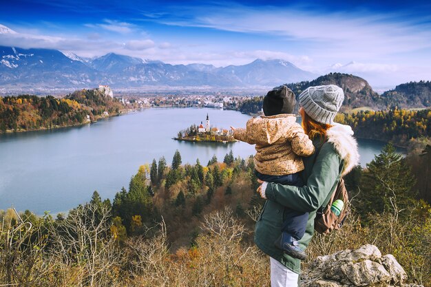 Voyage en famille Europe Mère avec fils à la recherche sur le lac de Bled en automne ou en hiver en Slovénie Europe