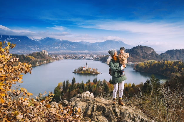 Photo voyage en famille europe mère avec fils à la recherche sur le lac de bled en automne ou en hiver en slovénie europe