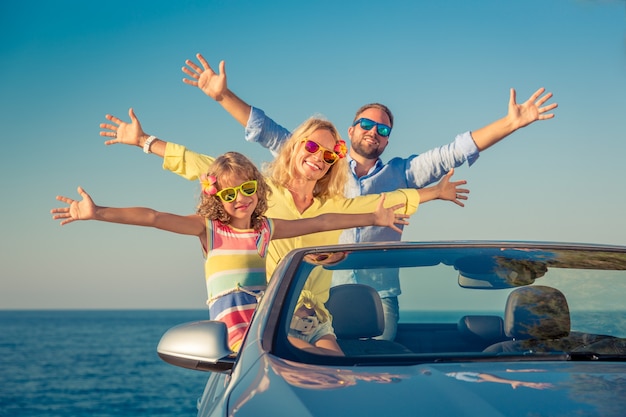 Voyage En Famille Heureux En Voiture Les Gens S'amusant Dans Le Concept De Vacances D'été Cabriolet Bleu