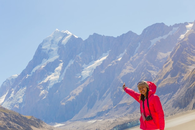 Photo voyage femme asiatique profiter au mont. cuisiner parc national en nouvelle-zélande