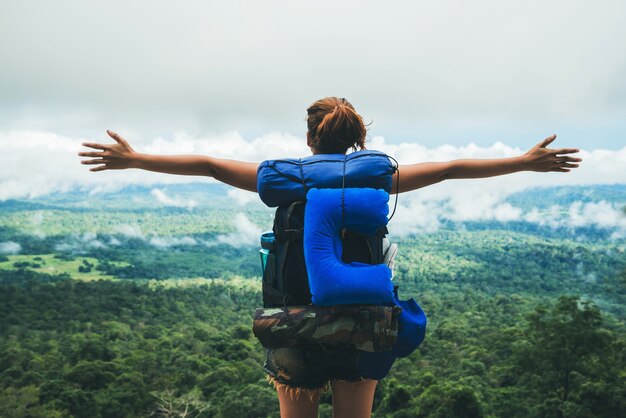 Voyage de femme asiatique se détendre dans les vacances