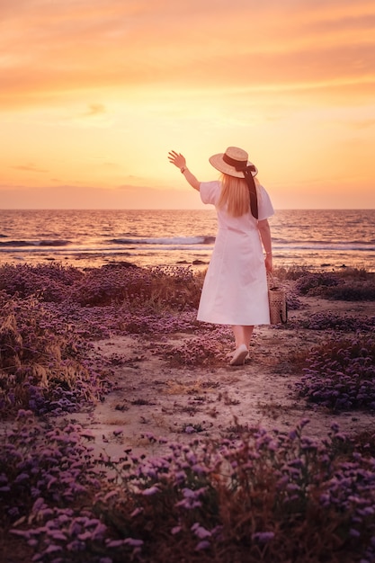 Voyage femme à Chypre et profiter du coucher de soleil sur la mer