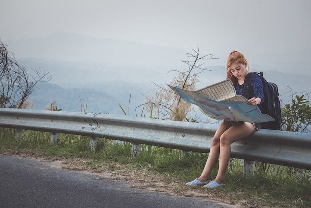 voyage de femme. Les femmes voyagent la navigation de carte de montagne de nature