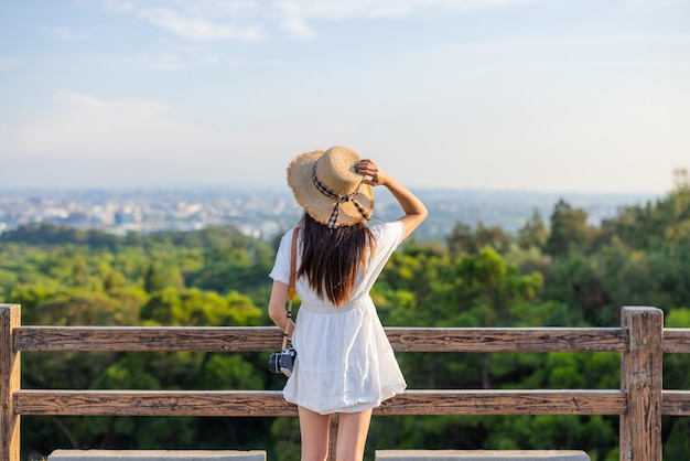 Voyage femme profiter de la vue sur le paysage